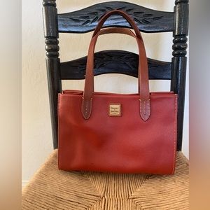 Authentic Dooney & Burke handbag like new never worn❤️